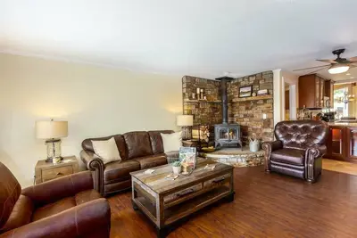 Image de 3 Bed 2 Bath, Pet Friendly, Midtown Bend!