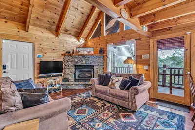 Image de Mountain Splendor! Amazing Log Cabin, Game Room, Fireplace, Hot Tub, Privacy!