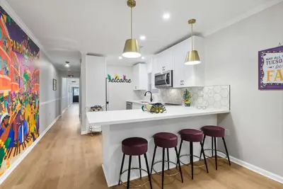 Image de Newly renovated 2bedrooms with 1 Bonus room and 2 bathrooms in MidCity