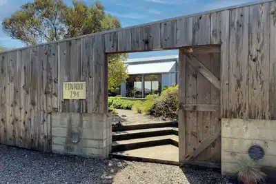 Image de Located near Shell Beach and tidepools. Award-winning Obie Bowman design.