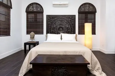 Image de Stylish Hotel Room at the Center of it All - 3z