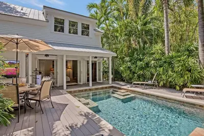 Image de **The Gilded Pineapple @ The Seaport** Gorgeous Home & Pool + Last Key Services…