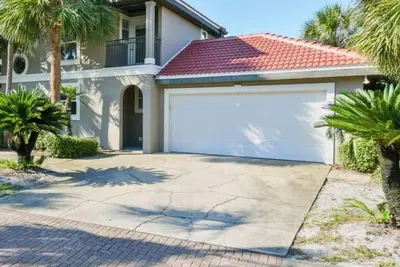 Image de Beautiful Lakefront 3-Story Home in Dunes of Destin!