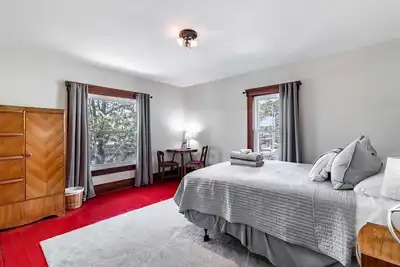 Walk to Downtown Kent - 3 Br House w/ Patio & Yard