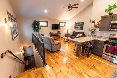 Apt. 7703' - In-town livin', few blocks from downtown shops & restaurants