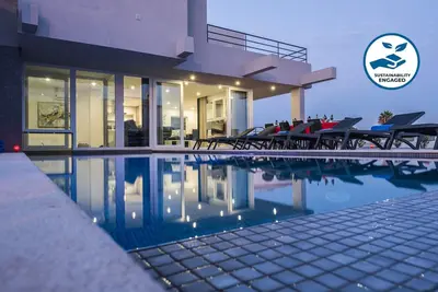 Image de Brand New Villa, Air Con, Jacuzzi, Heatable Pool, 400m To The Beach
