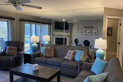 Image de Gorgeous 3 bed/2 bath walk-in condo with tranquil lake view! (Sleeps 6-8)