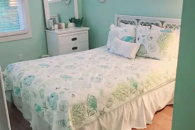 Image de Beautiful 2 story house on canal within walking distance to beach access.