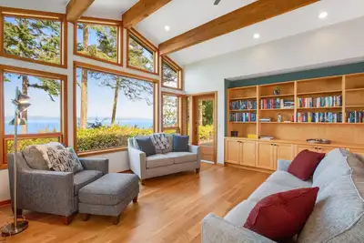 Image de Gorgeous home on 10 acres with amazing ocean view - walk to the beach
