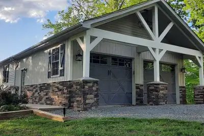 Image de Beautiful waterfront lodge, private dock and breath taking views of Smith Mt.