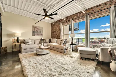 Image de Luxe Penthouse: Downtown Magnolia/Baylor/McLane/Foster Pavilion