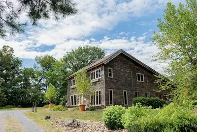 Image de Four Oaks Farm w/Horse Barn, Patio & Gardens