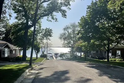 Image de Cute little cottage on South Shore just steps from city beach and downtown.