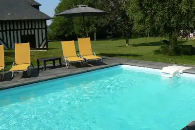 Image de Propriété typique, à 20 km de Deauville : 3 maisons, tennis, piscine