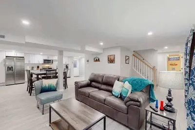 Modern & Updated Unit in Prime Location