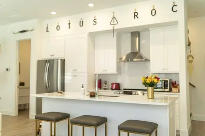Image de Downtown Woodstock - Open Concept and Natural light- Metro Atlanta Townhome