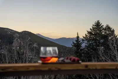 Image de The Bear Cave, w/ Hot tub & Mountain Views