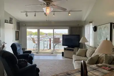 Image de Beautiful Waterfront Condo - Peaceful and Relaxing