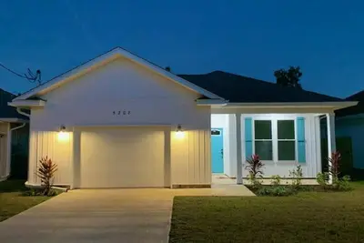 Image de Great location! Minutes to beach and stores. Clean and Quiet. Fun pingpong table