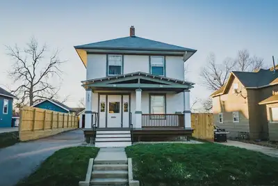 Image de 3 Min to downtown & Falls Park, 10 min to Airport - Clean King Bed Home