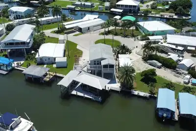 Image de The Hook Oar House - Waterfront Retreat with Private Boat Lifts - 2b/2b