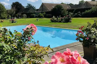Image de Le gîte de la Bergère, un gîte accueillant et cozy face à la piscine.