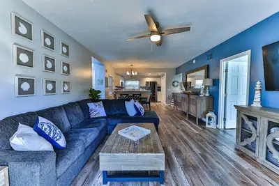 Image de Waterfront Sleeps 6 w/private boat dock and heated pool.