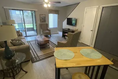 Image de Entire Condo with community pool and in unit laundry