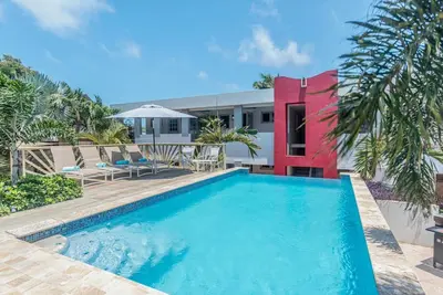 Relaxing, Central & Bright ~ Shared Pool & Garden!