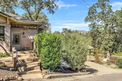 Image de Amazing Vineyard Views - Spacious Wine Country Villa