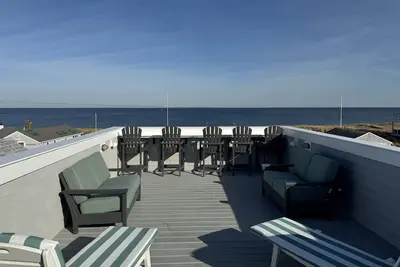 Image de Enjoy stunning views in huge Sagamore Beach house with roof deck - perfect for the whole family!
