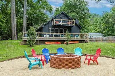 Image de Waterfront Renovated Modern A-Frame Hot Tub Game Room Kayaks