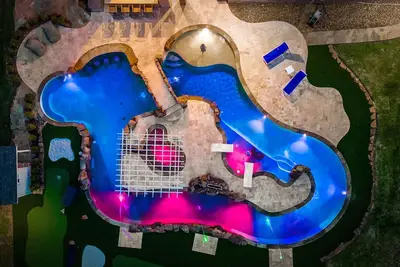 Image de Your own personal oasis. Lazy River, 9 holes of mini golf, basketball court and tons more