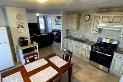 Image de Open concept, 2-level apartment with scenic view
