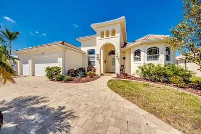 Image de A spacious 3-bedroom retreat in sunny Cape Coral.