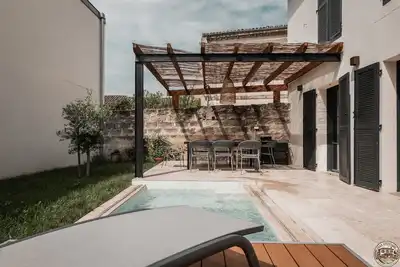Image de Coeur d'un village authentique du sud avec piscine, clim et jardin.