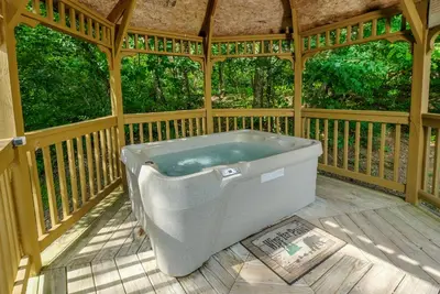 Image de Private 1 Bedroom Honeymoon Cabin, Back Yard with Hot Tub on a Gazebo!