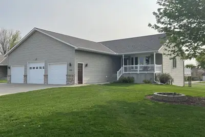 Image de Charming small town 5-bedroom walkout home on corner lot. .