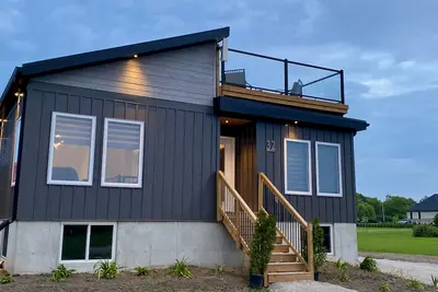 Image de New Hot Tub, Rooftop Patio And Enhanced Lake Views! ! ! Dogs are welcome!