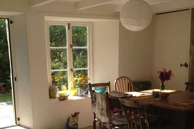 Image de Characterful historic townhouse with sunny courtyard, walking distance to coast.