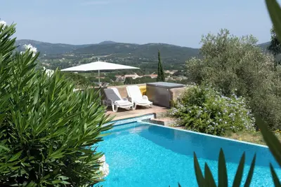 Image de Large family villa with infinity pool, near Saint-Tropez