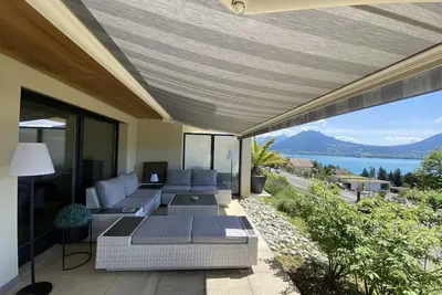 Image de Eos : Vue lac avec terrasse, piscine et parking privé