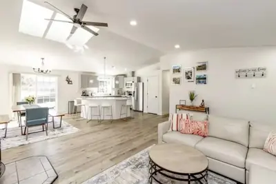 Image de Remodeled Cottage w\/Hot tub, 15 mins away from Mt. Rainier Park entrance