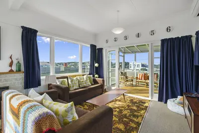 Image de Retro dog-friendly family beach bach