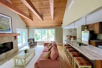 Image de Relaxing Ann Arbor Stay — Sleeps 9, Hot Tub, Deck, and Gourmet Kitchen