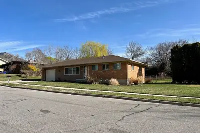 Image de Next to Weber State and McKay-Dee Hospital, close to foothills. Patio and grill.