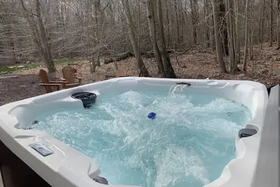 Image de 4br, 3bath Pocono Home - Hot Tub & Arcades. Forest in back! Near Camelback