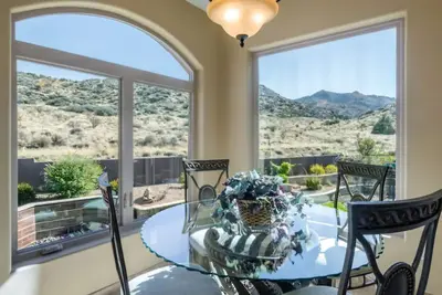 Image de Mountain Views, Backyard Trail Access, 2 King Beds