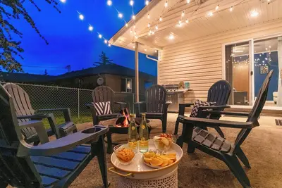 Image de Uptown Orcas with Fire Pit and High End Decor
