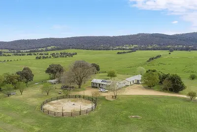 Jumbuck Cottage - Sitting amongst the surrounding rolling hills with mountain views.